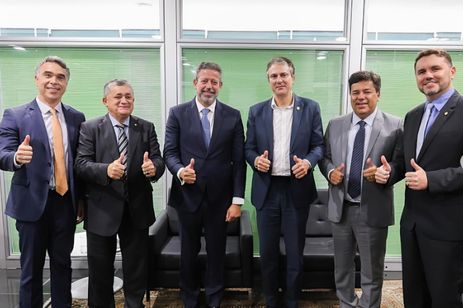 Chegamos a um entendimento hoje sobre o PL do Novo Ensino Médio, após uma reunião com o ministro Camilo Santana, os deputados Mendonça Filho, ex-ministro da Educação, Moses Rodrigues e Rafael Brito, presidente da Frente Parlamentar da Educação. O acordo atende à demanda do MEC de 2,4 mil horas para os cursos de ensino médio regulares mantendo os principais eixos da Lei atual do Novo Ensino Médio, como a flexibilidade, a formação técnica e a BNCC. Para os cursos regulares ficou garantido a flexibilidade de 600h para as disciplinas da escolha do aluno para aprofundamento na área escolhida. Os estudantes que optarem pelo EPT terão preservada a carga horário de até 1.200h, para os cursos que exigem mais horas para a formação profissional. Foto: oficialarthurlira/Instagram